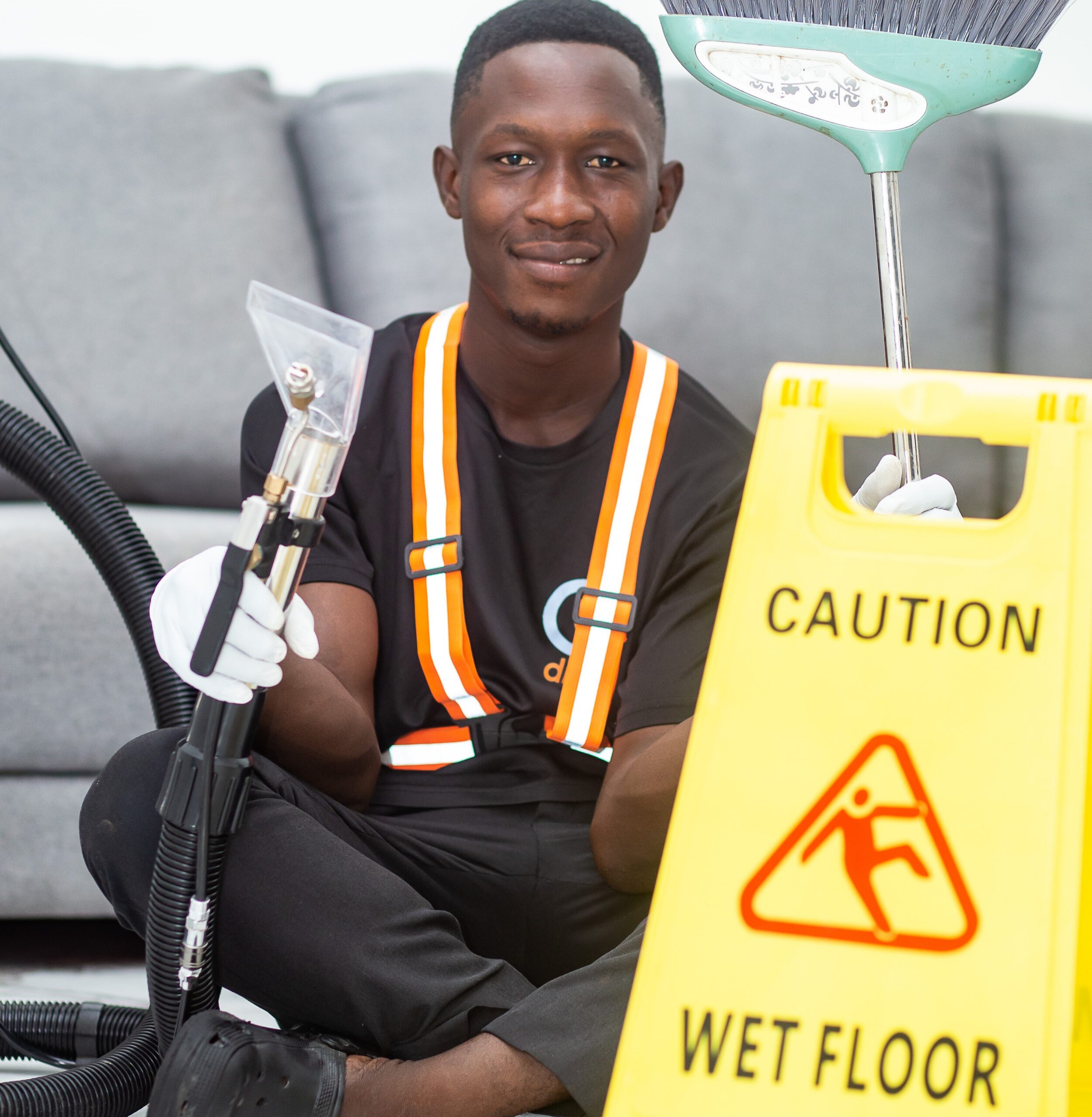 CG Dispo laundry and cleaning team with cleaning tools